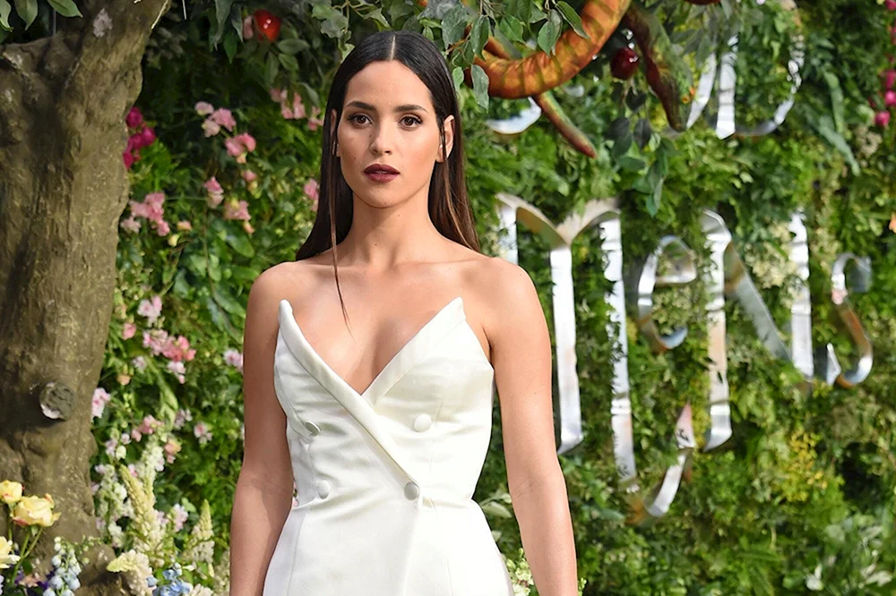 Adria Arjona in einem Badeanzug