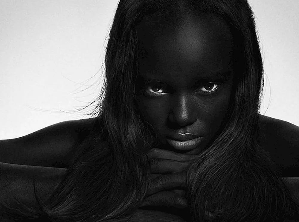 Adriana Mahagoni schwarz Model