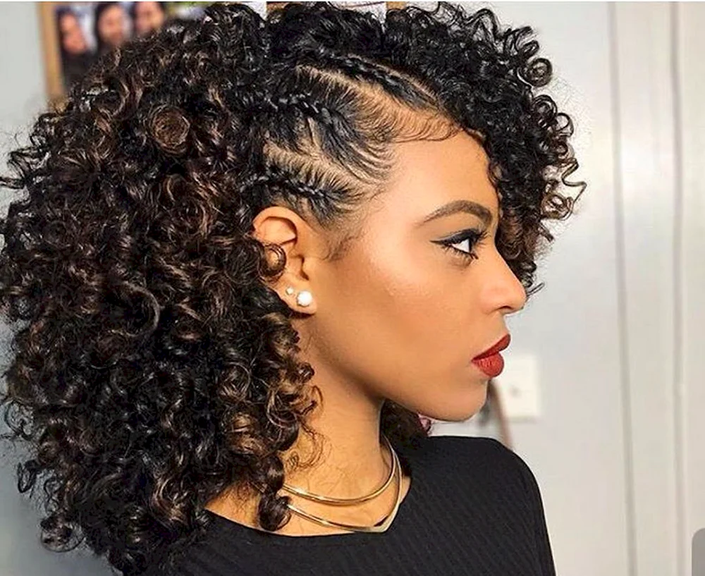 Afro Locken auf blondem Haar. Haare