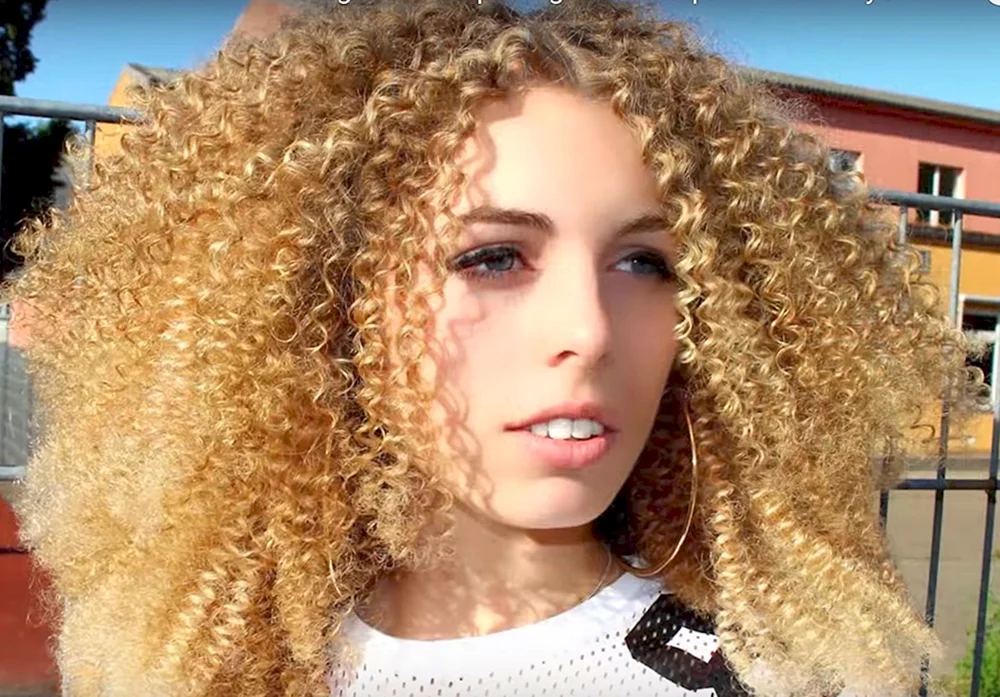 Afro-Locken auf einem Bob