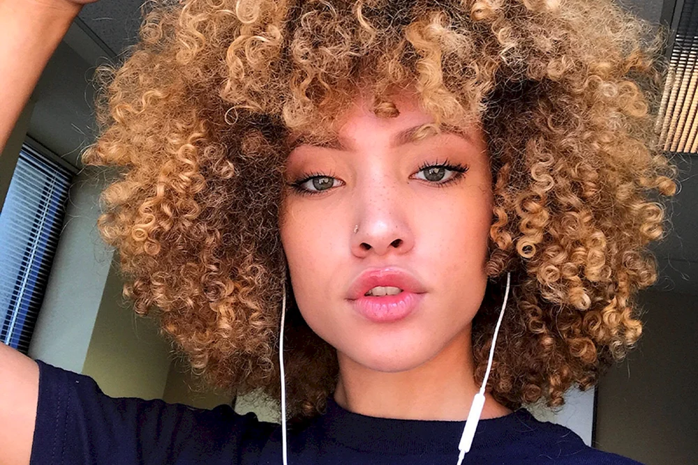 Afro-Locken auf einem Bob
