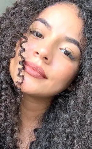 Afro-Locken für das ganze Gesicht