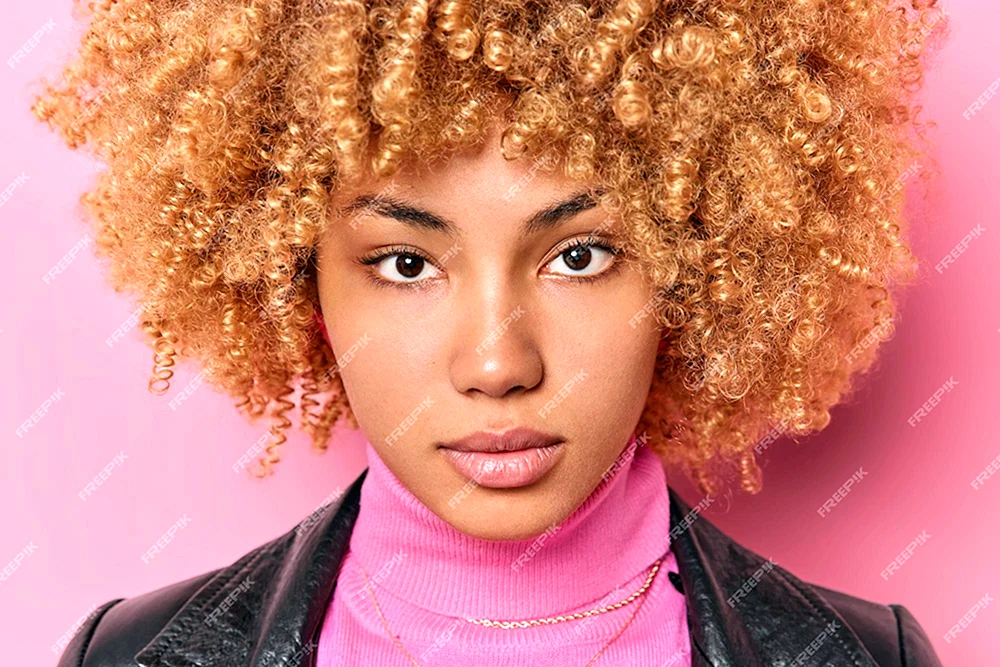 Afro Frisur feminine Locken