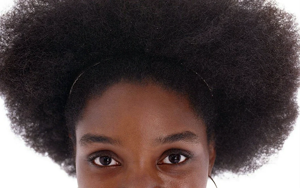 Afrikanisch-amerikanisch mit flauschigem Haare