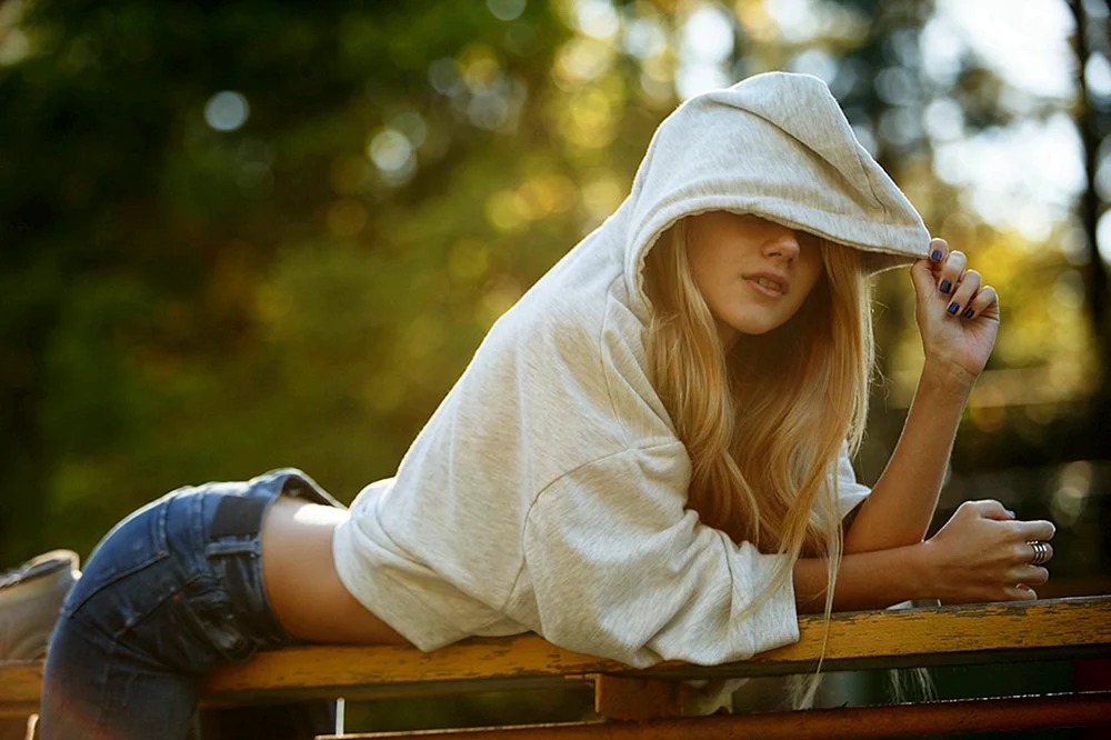 Eine Blondine in Jeansjacke