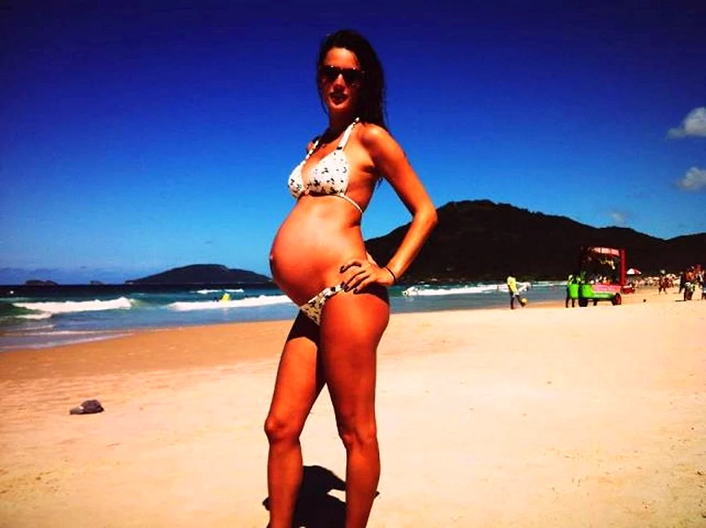 Schwangere Frau am Meer
