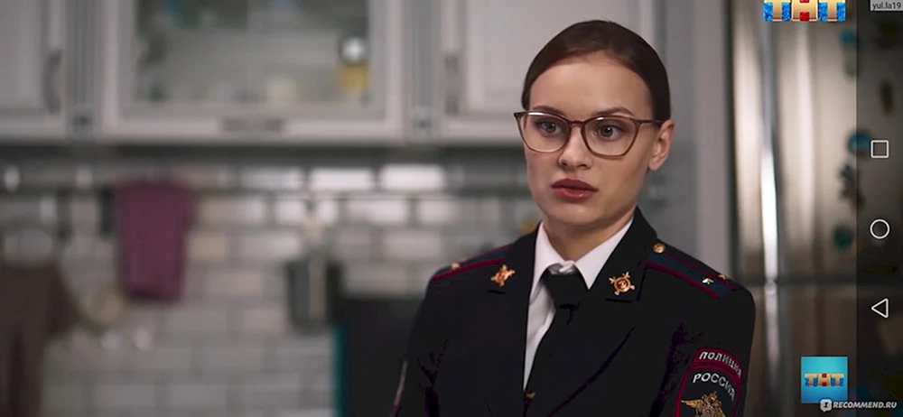 Alevtina Tukan Mädchen mit Makarov 2