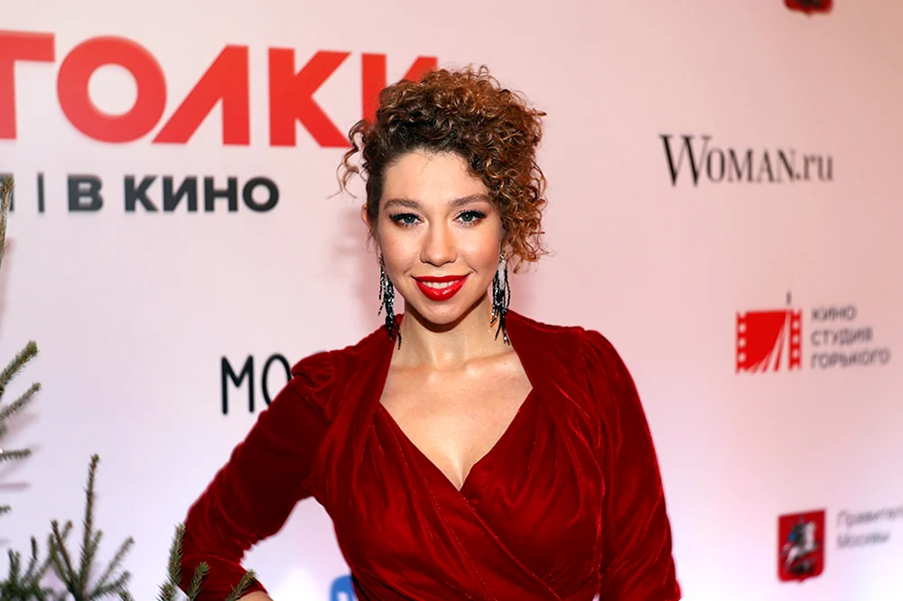 Alina Alexeeva in Weihnachtsbäume