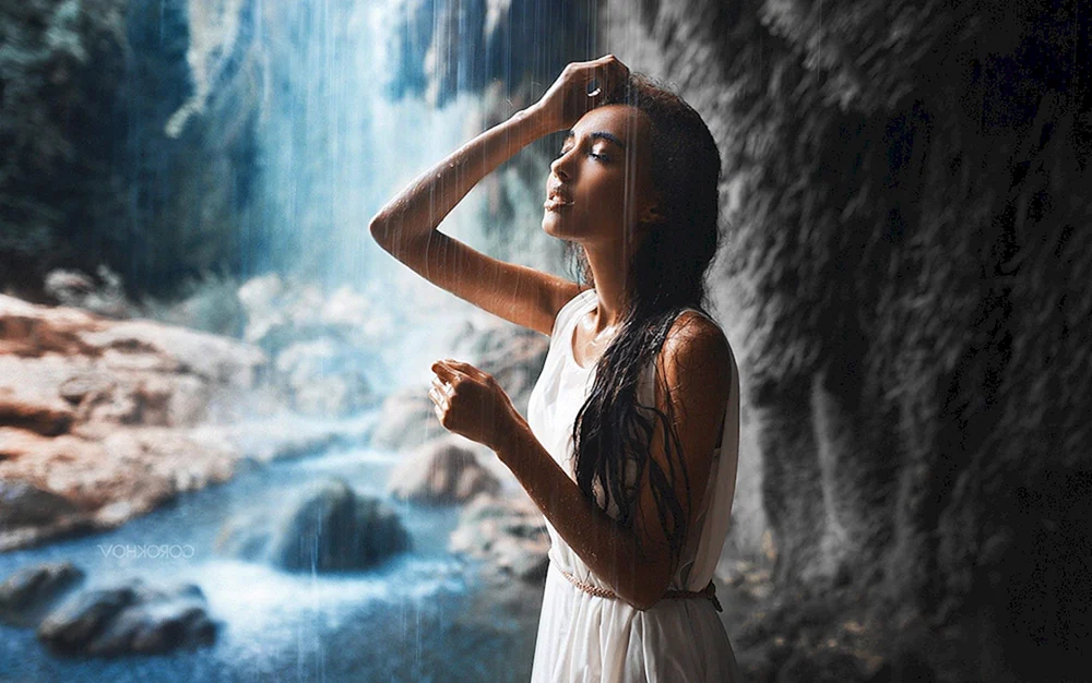 Alina Astrovskaya unter dem Wasserfall
