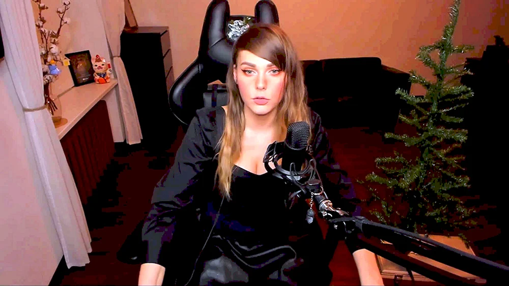 Alina Rin kann ihre Brüste sehen