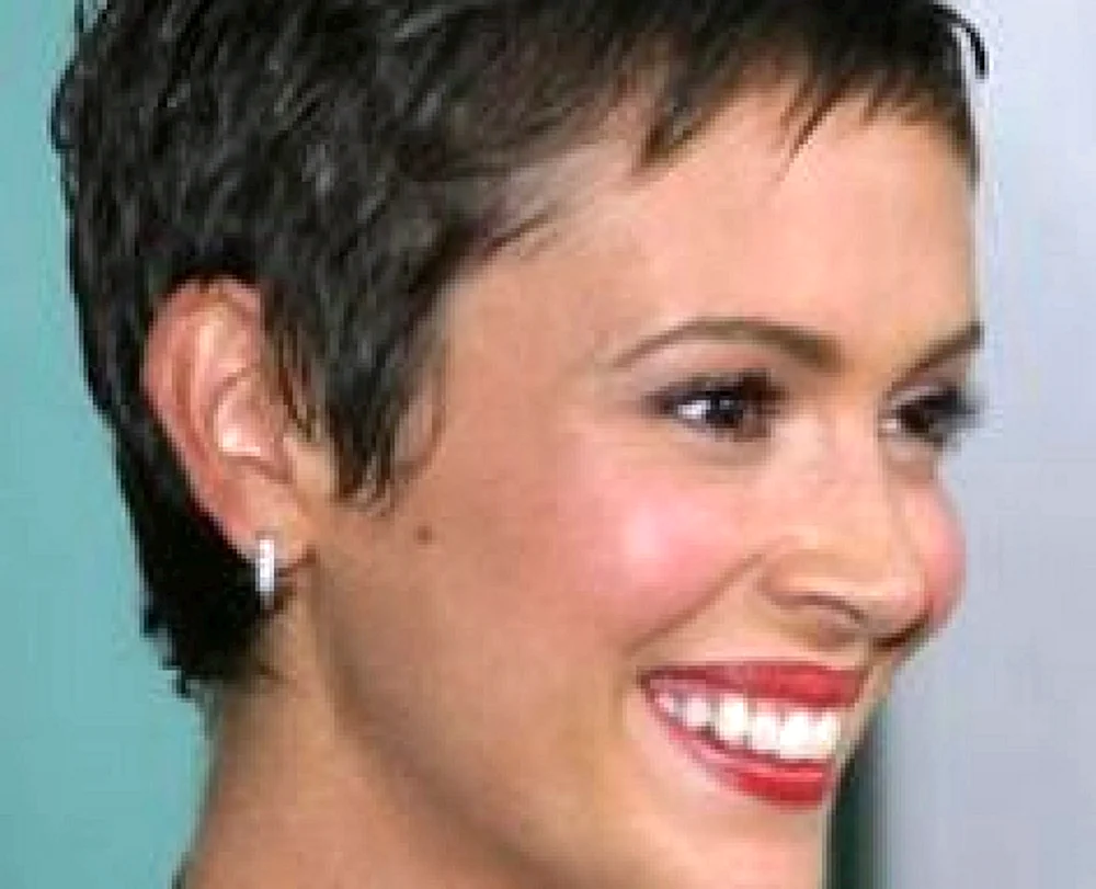 Alyssa Milano mit Kurzhaarschnitt