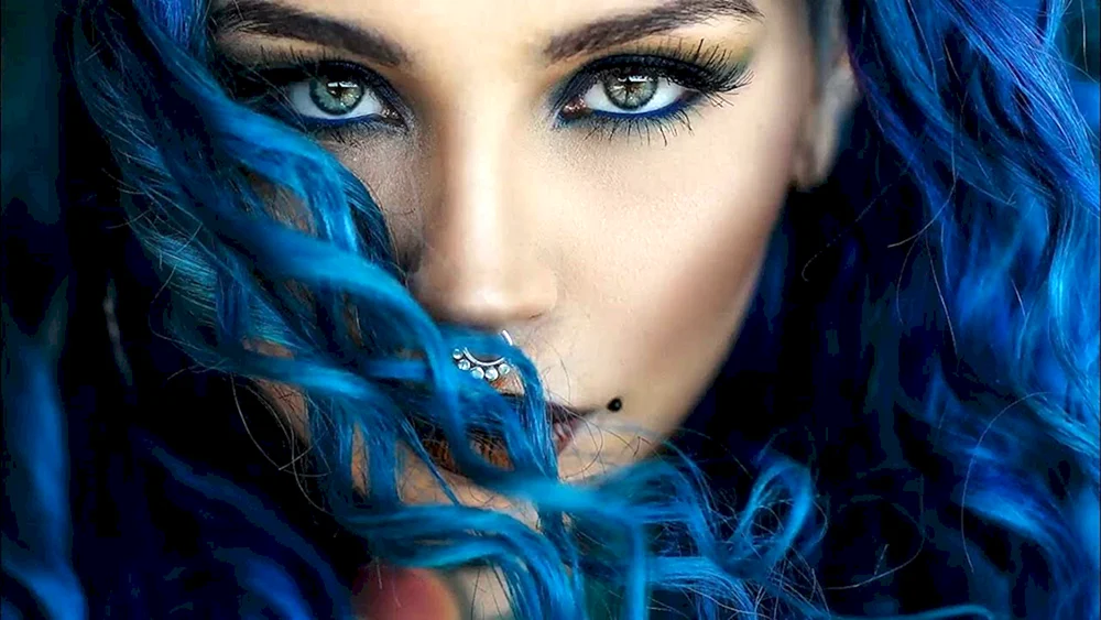 Issy schwarze Haarfarbe