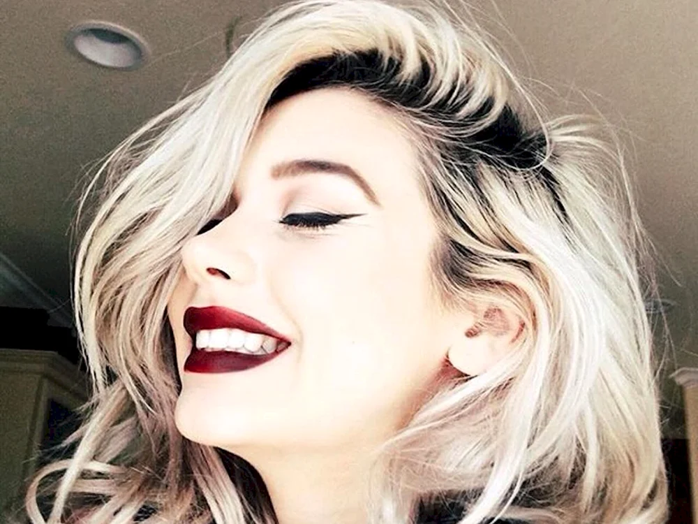 Amanda Steele mit weißem Haar dunkelblond balayage