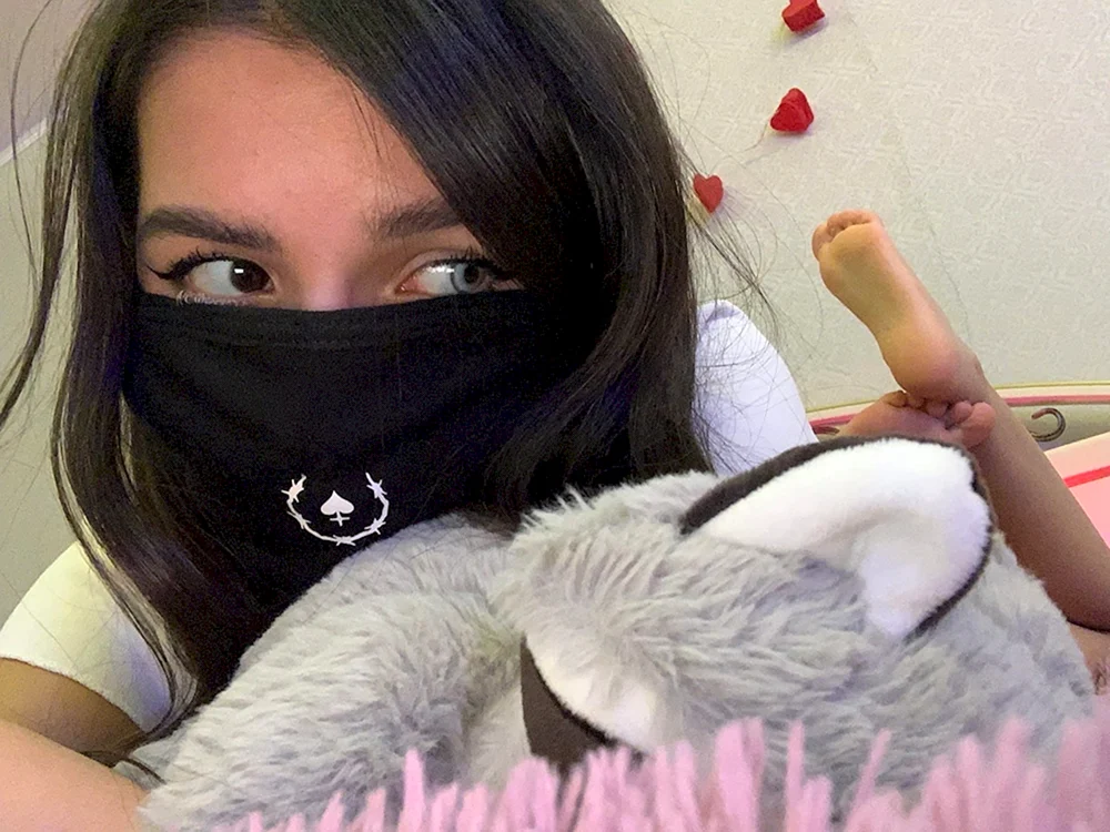 Amina tenderlybae mit blauem Haar. Haare