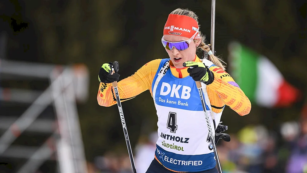 Anaïs Beskon im Badeanzug