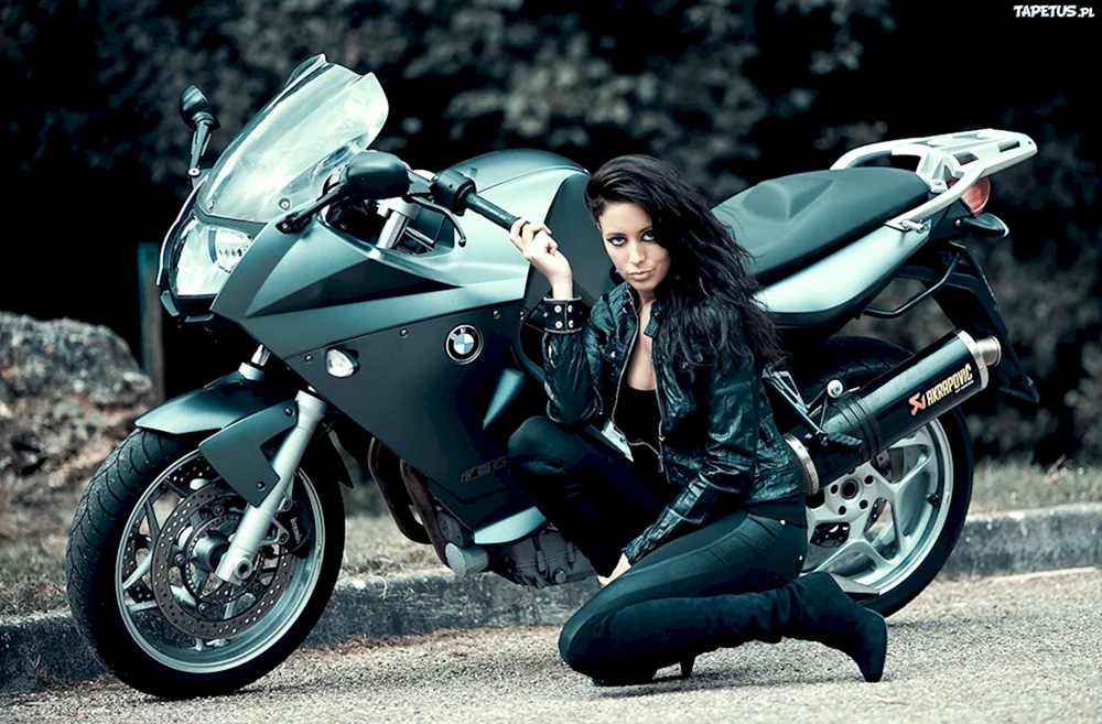 Anastasia Tregubova Bikergirl auf einem Motorrad