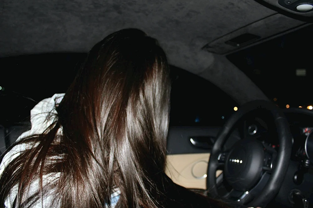 Brunette von hinten