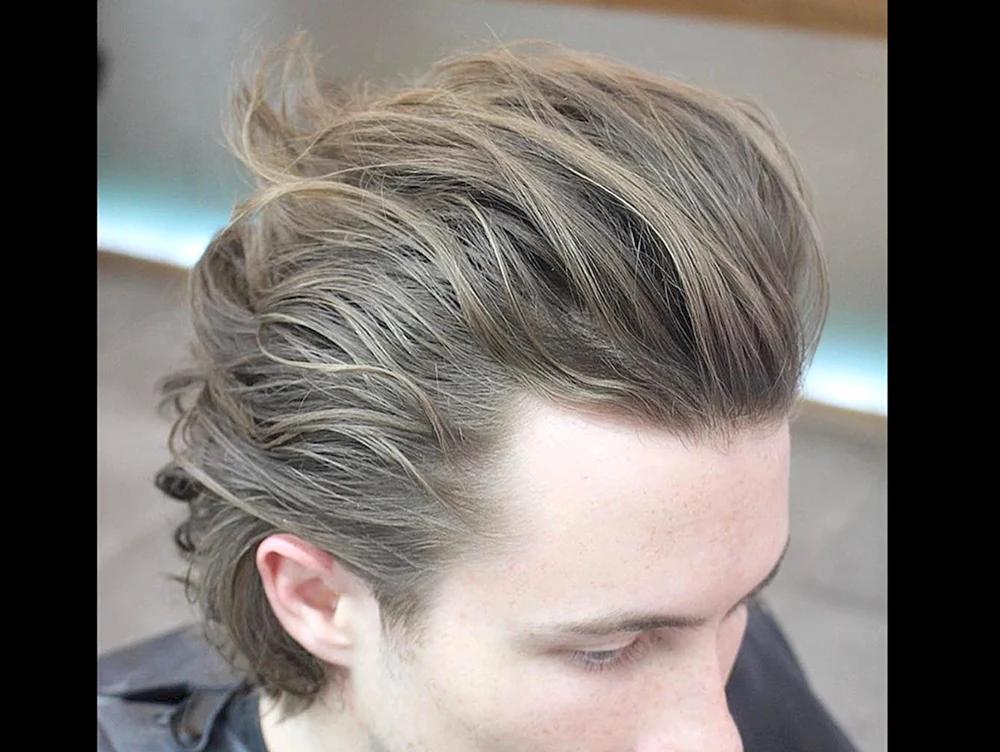 Voyage Pompadour kanadische Frisur mit festgestecktem Pony