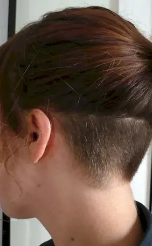 Undercut mit Pferdeschwanz weiblich