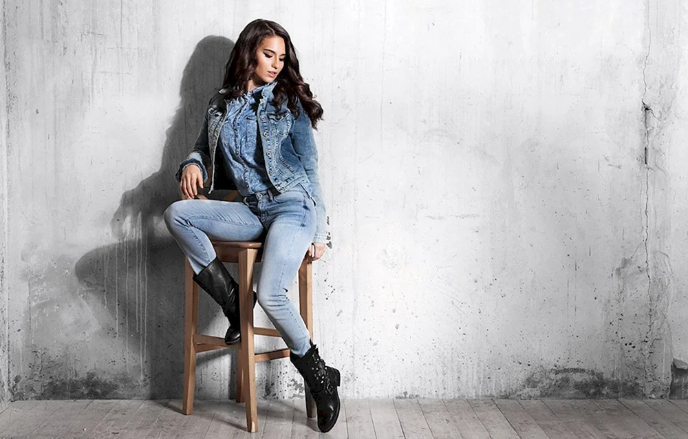 Andrea Archona in Jeans
