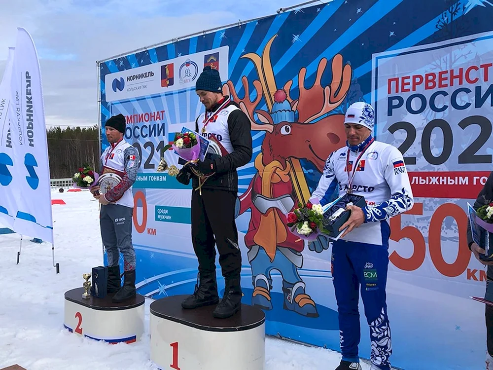Andrey Stands Skifahrer