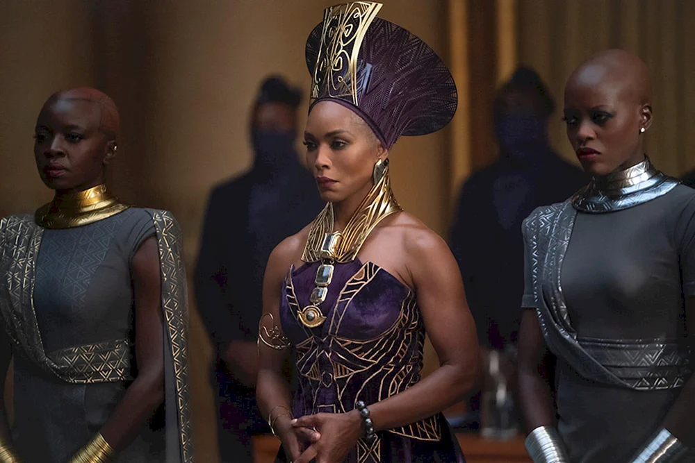 Angela Bassett black panther