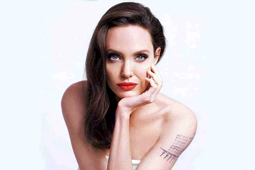 Angelina Jolie mit schwarzem Haar