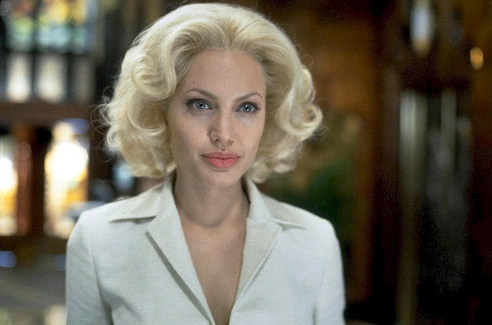 Angelina Jolie blond