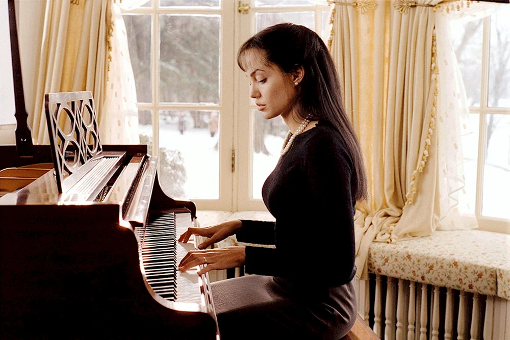 Angelina Jolie am Klavier