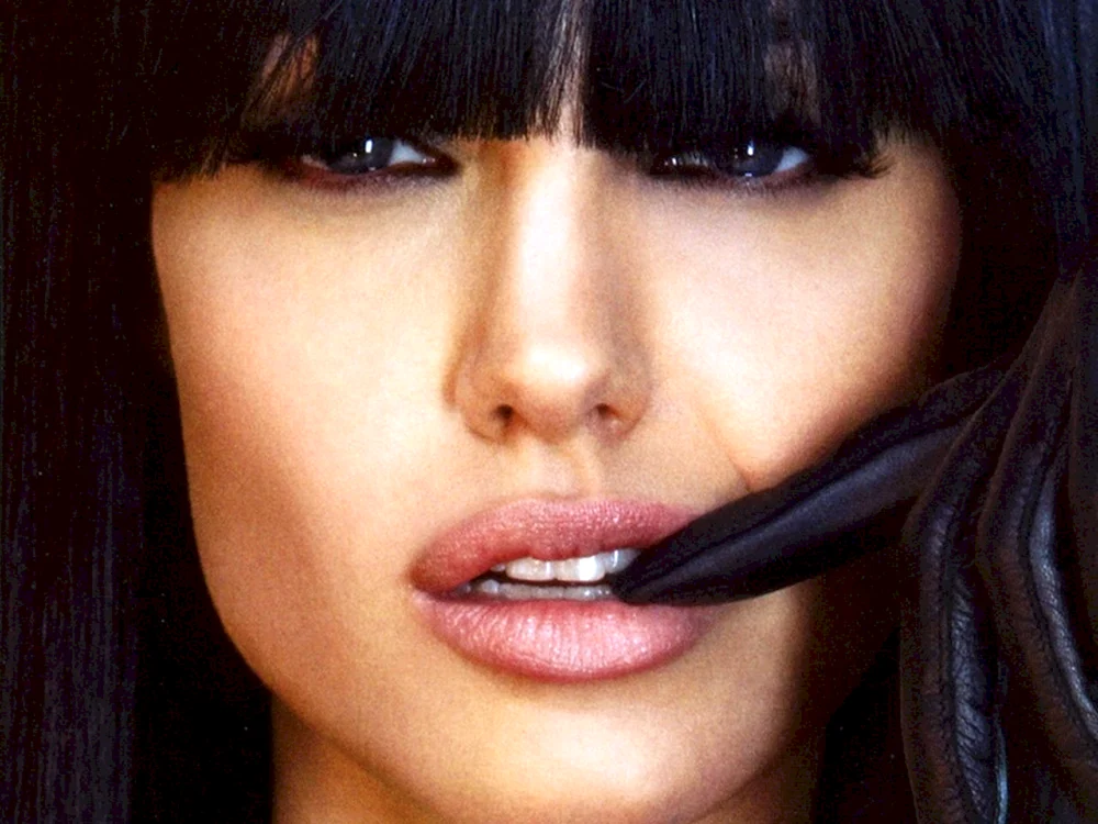 Angelina Jolie mit schwarzen Haaren