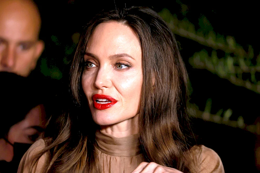 Angelina Jolie blond