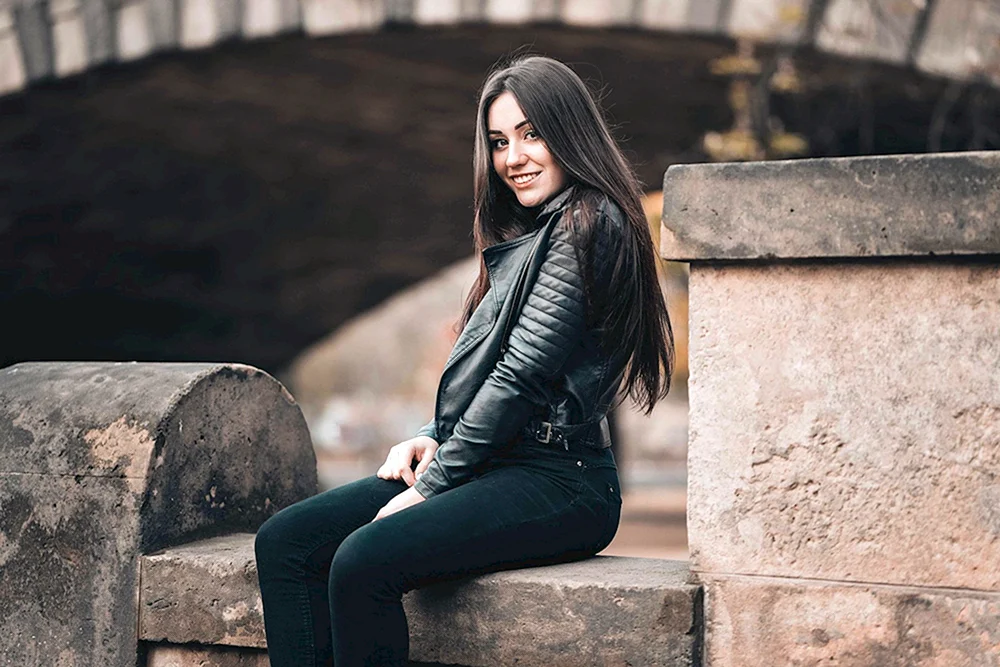 Angelina Petrova in Leder