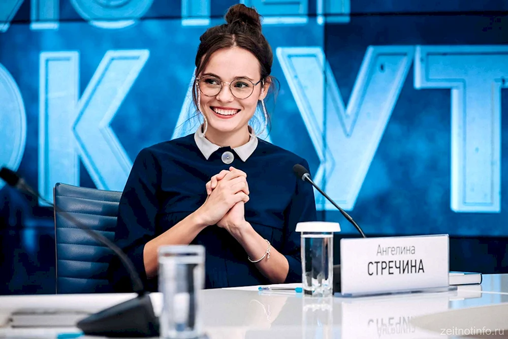 Serie Sisters 2021 Angelina Stretchina