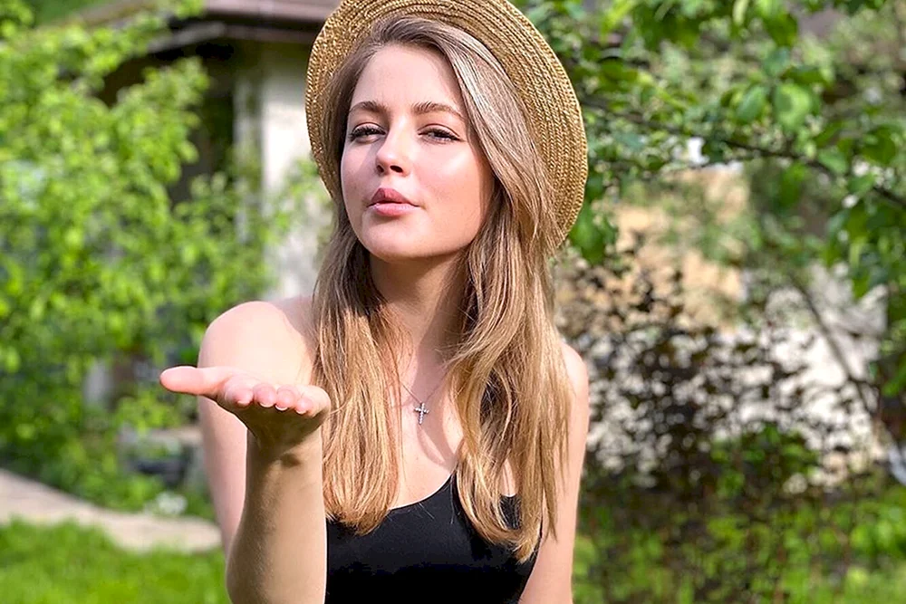 Anna Mikhailovskaya Molodezhka