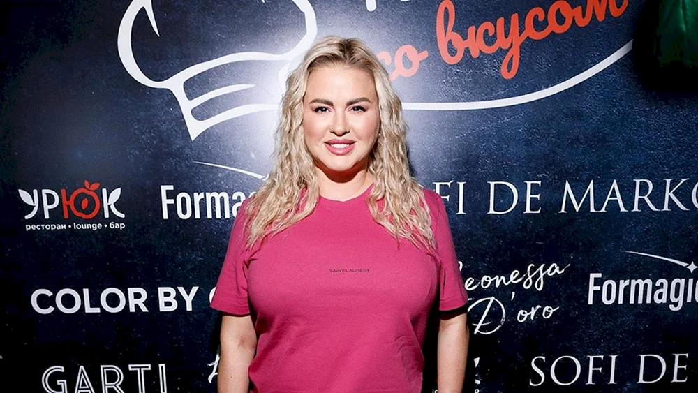 Anna Semenovich. Semenovich wurde fett 2020