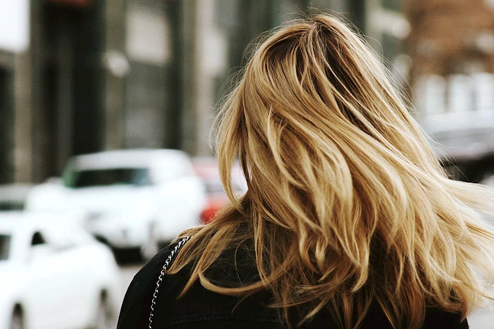 Blond mit langen Haaren