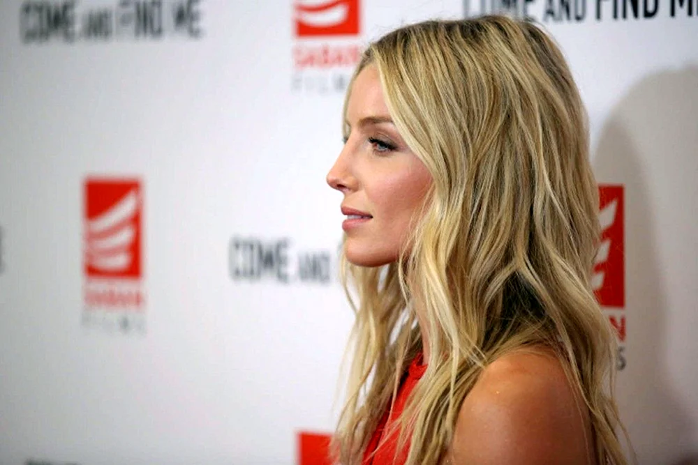 Annabelle Wallis 2022