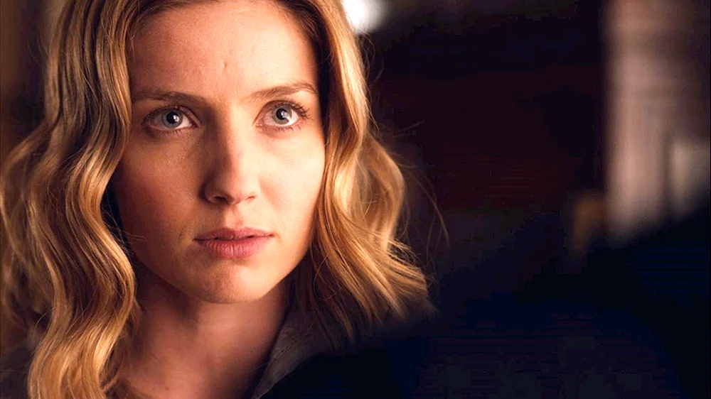 Annabelle Wallis jung
