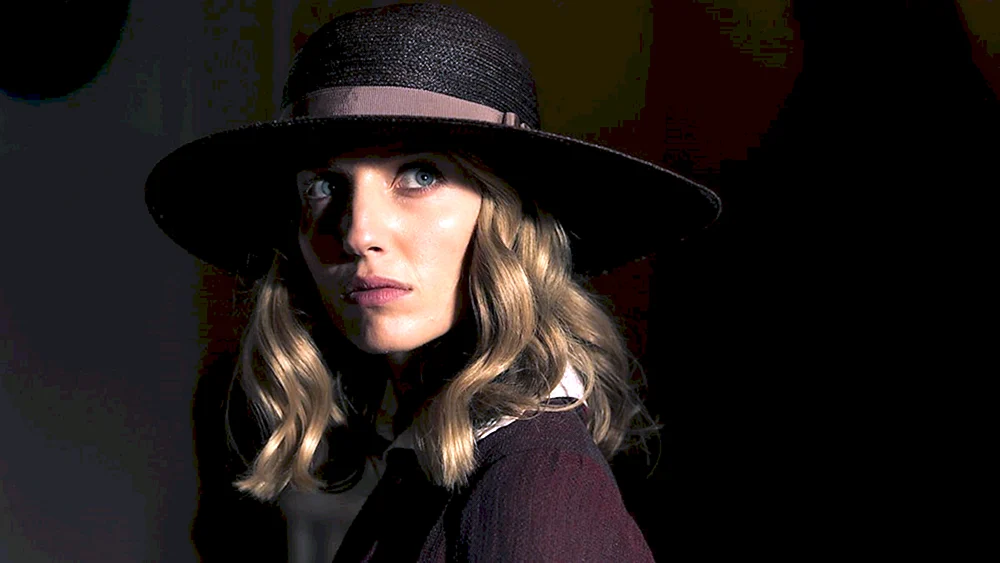 Annabelle Wallis die verlorene Zukunft