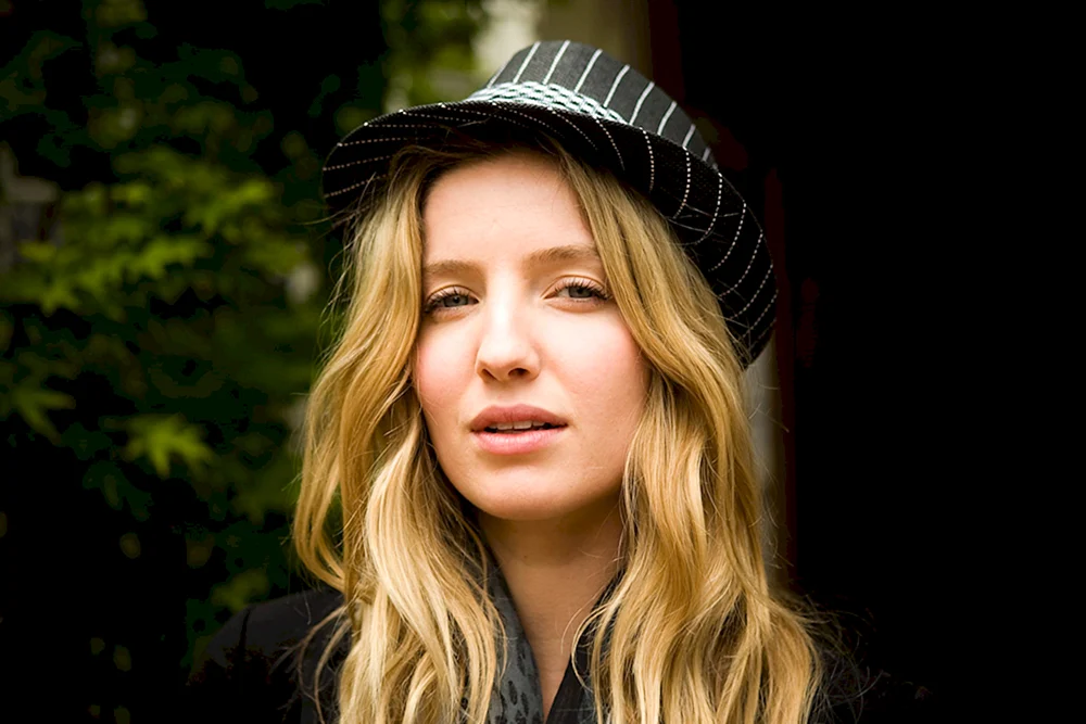 Annabelle Wallis