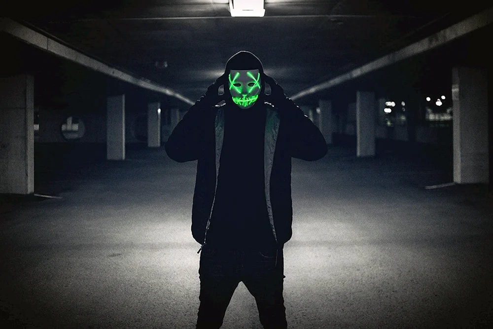 Anonymer Neon-Moschus-Maskierter
