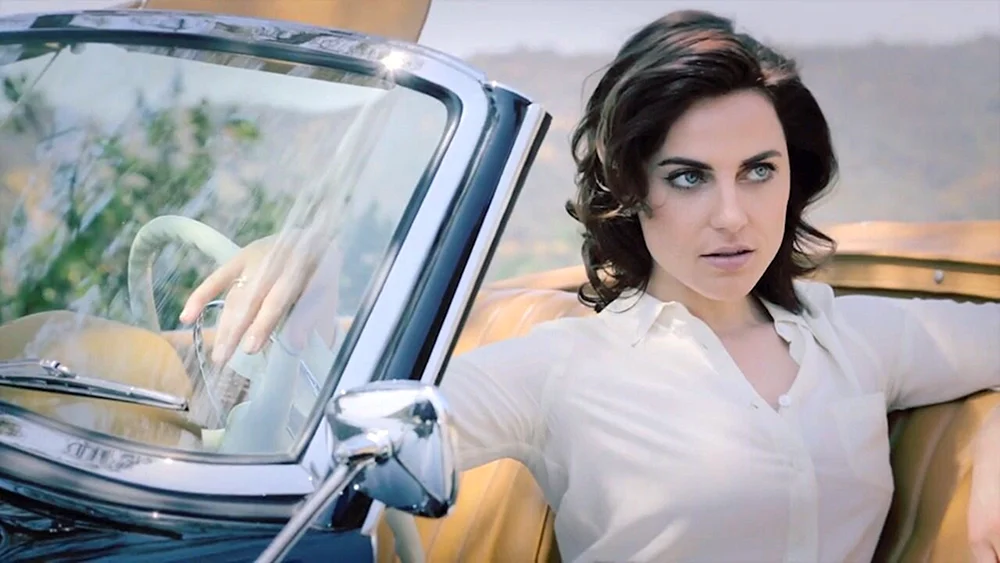 Antje Traue Vier gegen die Bank