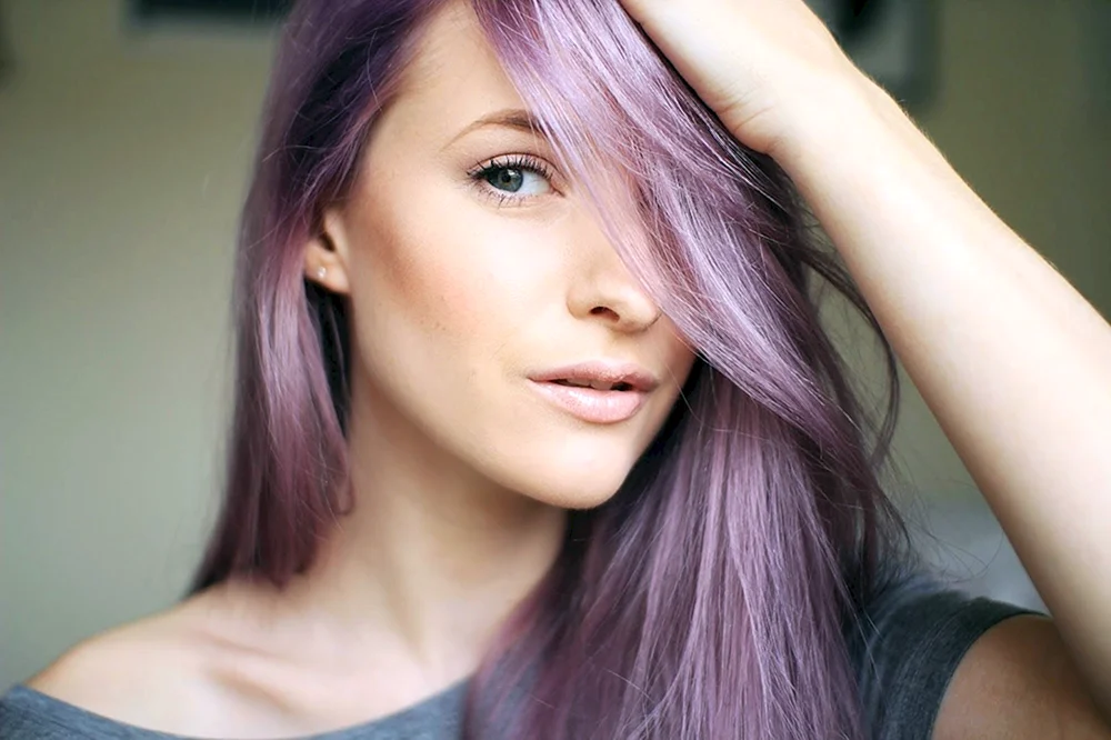 Victoria Bliss mit rosafarbenen Haaren