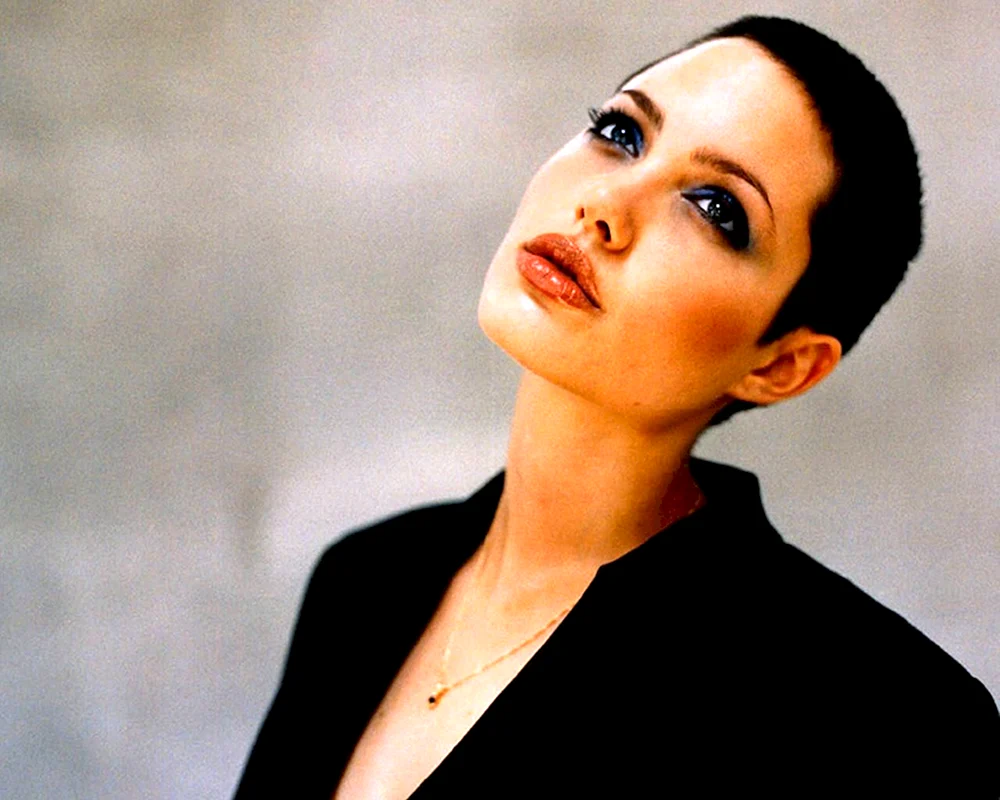 Angelina Jolie mit einem Kurzhaarschnitt