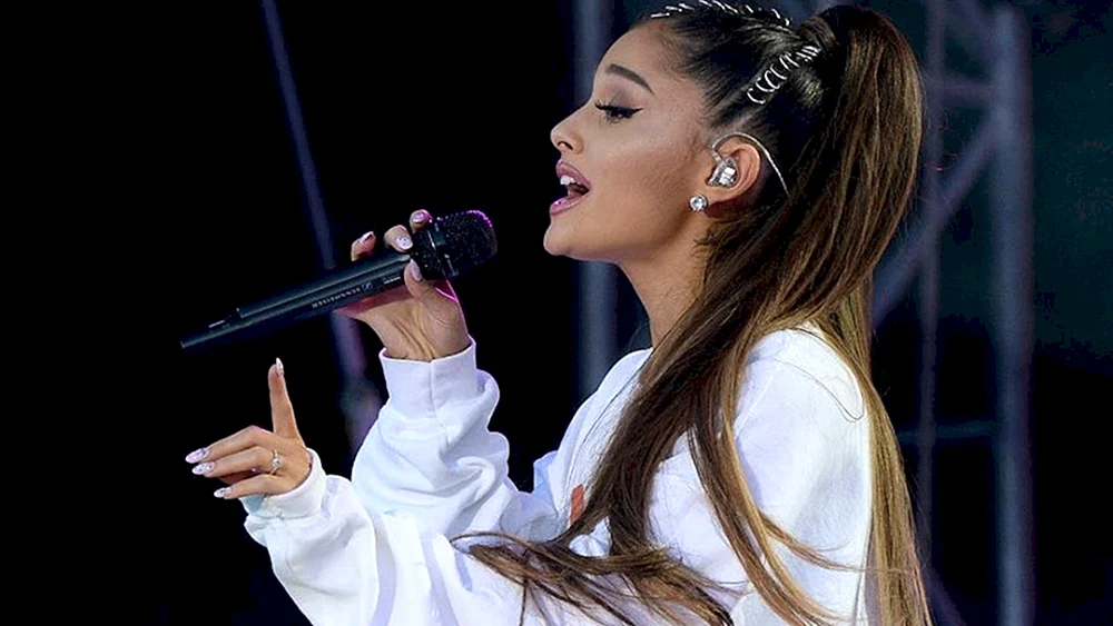 Ariana grande 2021