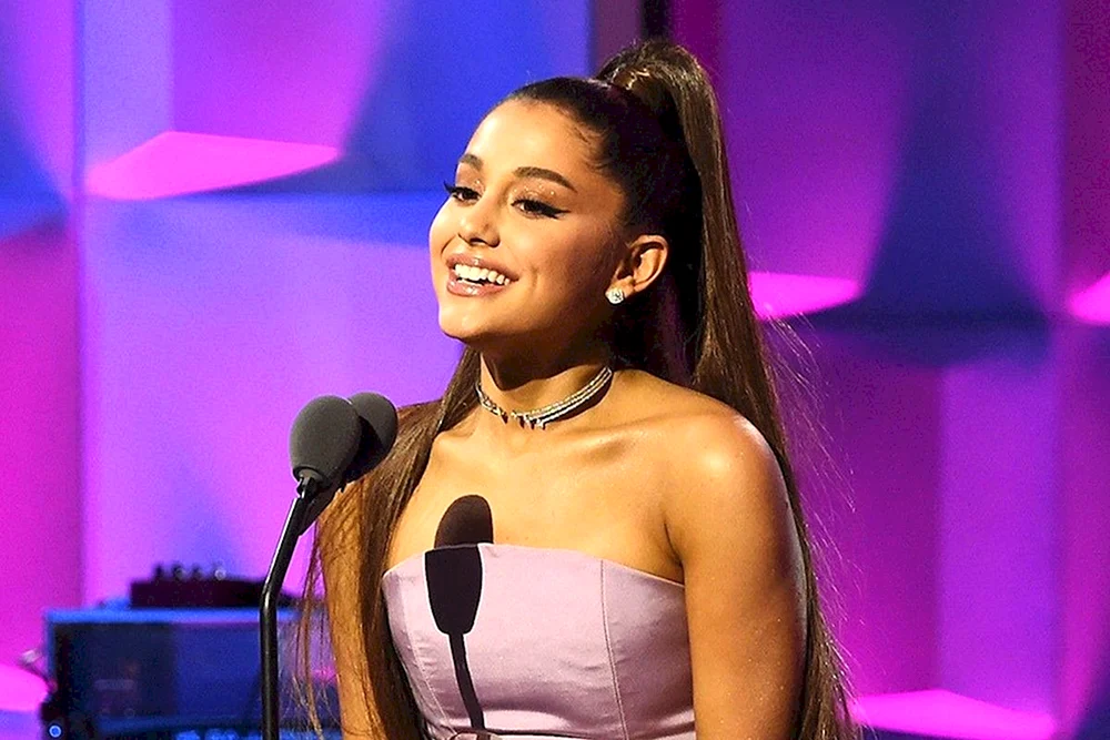 Ariana Grande 2021