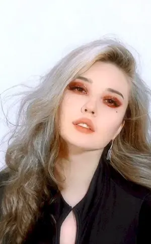 Arina Bulanova Tote Blondine