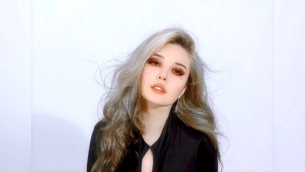 Arina Bulanova Tote Blondine