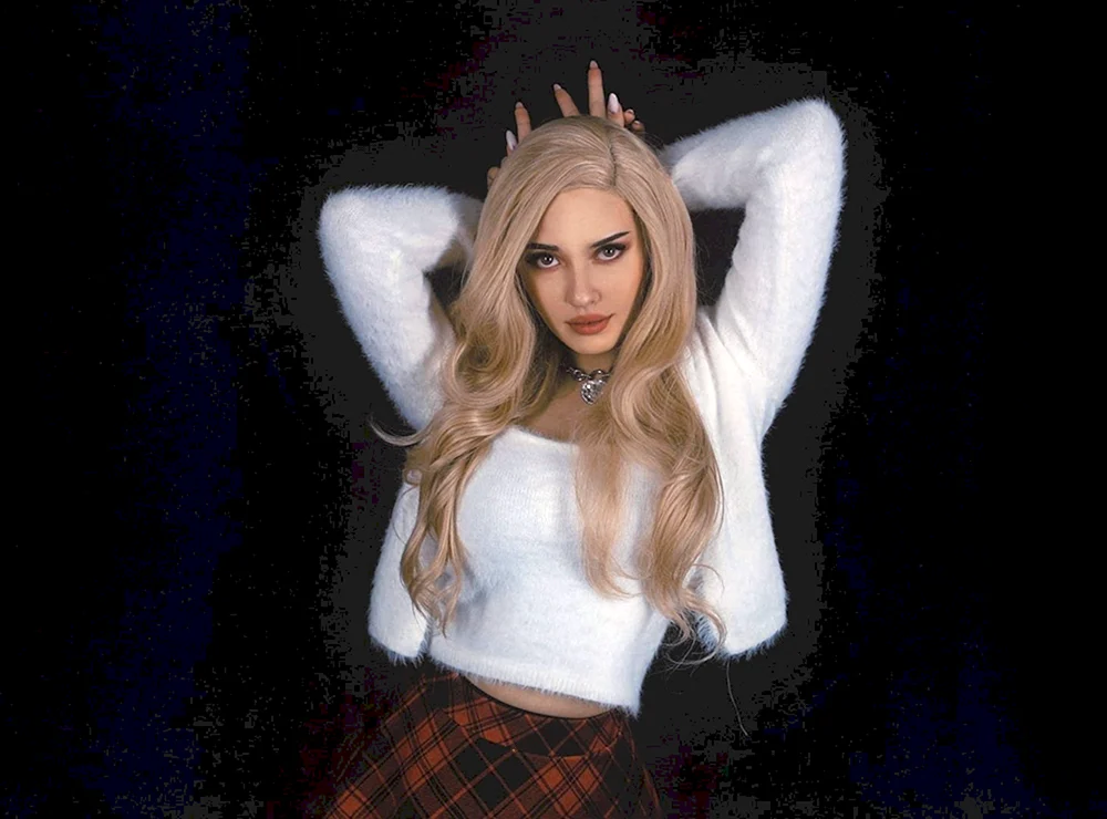 Arina Bulanova Tote Blondine