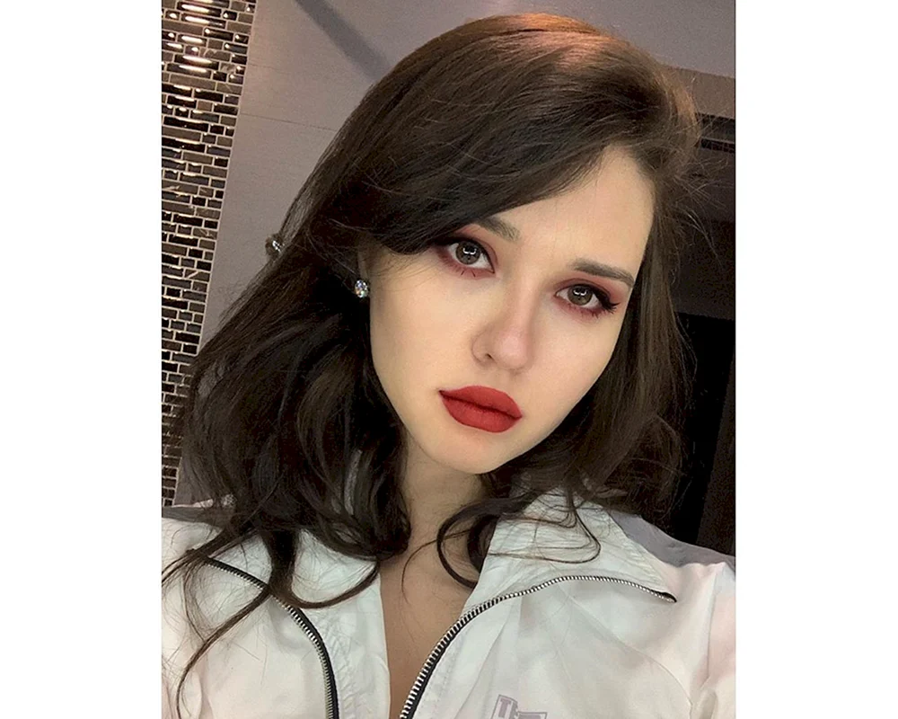 Arina Bulanova Tote Blondine